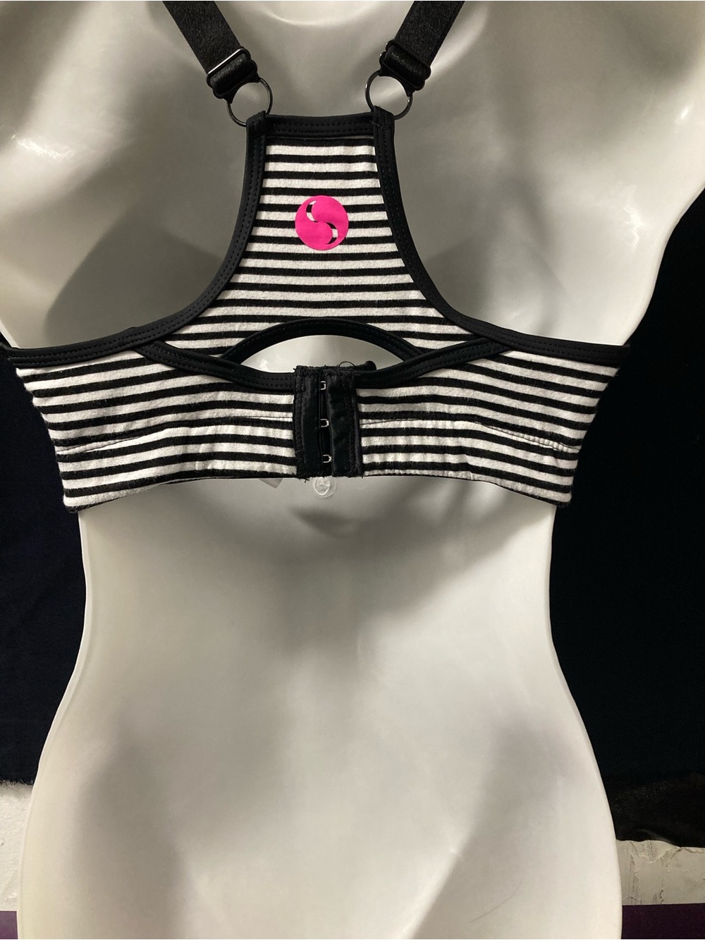 Cadenshea Striped Racerback Sports Bra Black White Size M